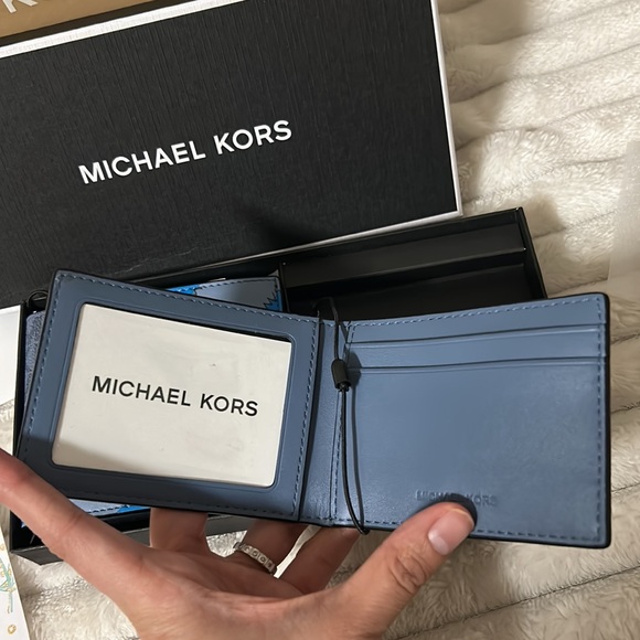 Michael Kors Men’s Wallet Set - Picture 4 of 8